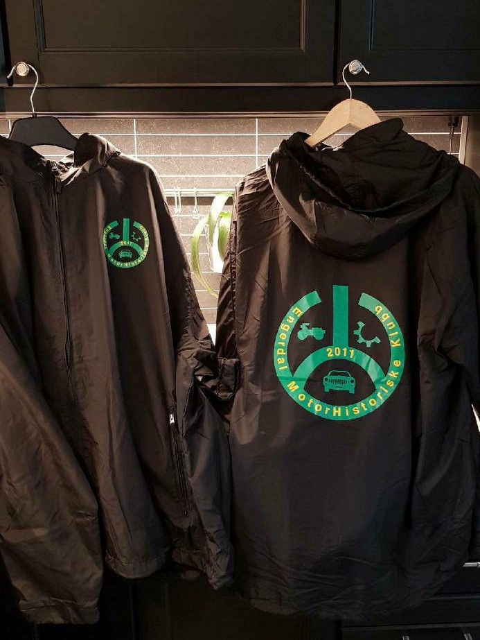 Jakke med klubb-logo til salgs